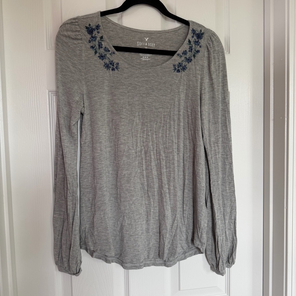 American Eagle Soft & Sexy Gray Long Sleeve With Floral Embroidery Size Medium